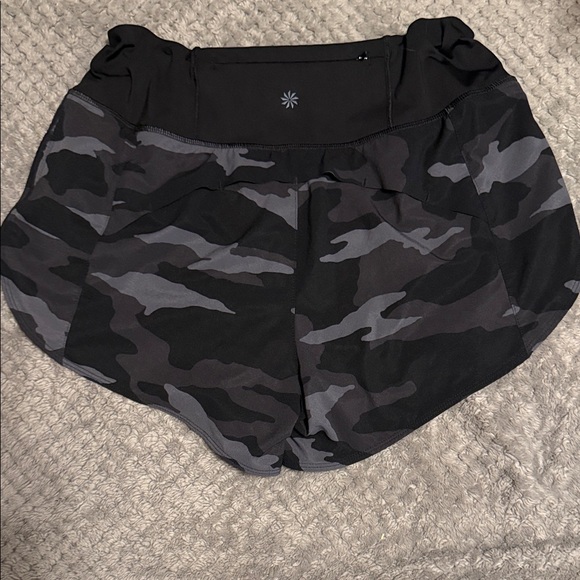 🏃‍♀️ Athleta Black Camo mid-rise Racer Run Shorts | Size Small 🖤 - Picture 3 of 8